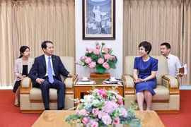 General Director of the Vietnam News Agency (VNA) Vu Viet Trang hosts a reception for Chinese Ambassador to Vietnam He Wei in Hanoi on July 10, 2025. (Photo: VNA)