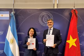 Argentine Deputy Foreign Minister Fernando Brun and Vietnamese Ambassador to Argentina Ngo Minh Nguyet attend the 8th Meeting of the Intergovernmental Committee on Economic, Trade and Scientific–Technological Cooperation between Vietnam and Argentina in Buenos Aires. (Photo: VNA)