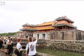 Visitors tour Ngo Mon (Noon Gate) at the Hue Imperial Citadel. (Photo: VNA)