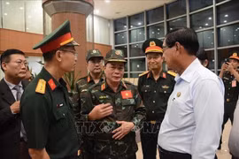 Major General Pham Van Ty talks with Yangon Region Chief Minister U Soe Thein. (Photo: VNA)