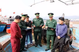 Officers and soldiers of Quynh Phuong Border Guard Station disseminate regulations on fisheries exploitation to local fishermen. (Photo: VNA)