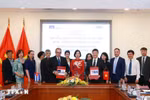 Alejandro Gomez Vega, Vice President of Cuba's Prensa Latina news agency and Editor-in-Chief of Vietnam Pictorial Nguyen Thang sign a cooperation agreement on printing and distributing the Spanish-language edition of Vietnam Pictorial on September 25, 2023. (Photo: VNA) 