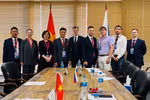 The working session between the delegations of the University of Foreign Language Studies under the University of Da Nang and the Far Eastern Federal University of Russia (Photo: VNA)
