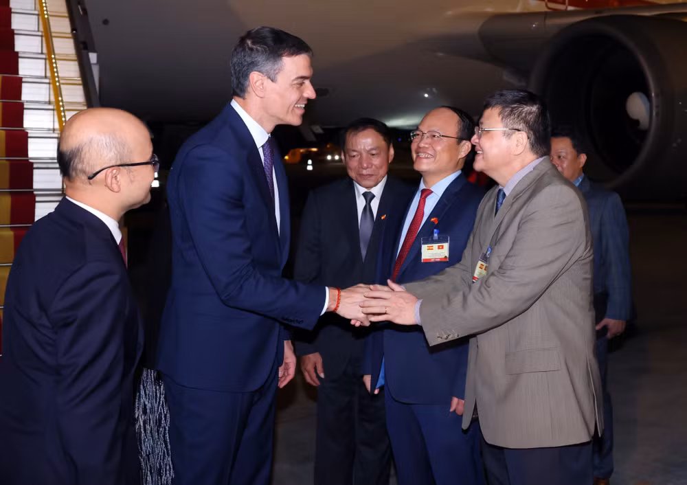 vna-potal-thu-tuong-tay-ban-nha-pedro-sanchez-den-ha-noi-bat-dau-tham-chinh-thuc-viet-nam-7960624.jpg