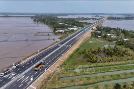 The completion of Can Tho - Ca Mau expressway has helped shorten travel time from Can Tho to Ca Mau to just one hour and a half (Photo: VNA)