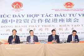 Representatives of the Vietnamese Embassy in China and Bac Ninh province at the seminar in Beijing on August 21. (Photo: VNA)