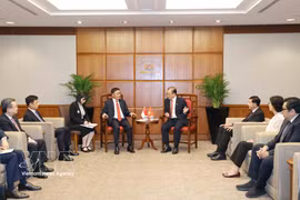 Politburo member and permanent member of the Communist Party of Vietnam (CPV) Central Committee’s Secretariat Tran Cam Tu neets with Speaker of the Parliament of Singapore Seah Kian Peng on August 24. (Photo: VNA)
