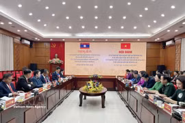 The Vietnam Fatherland Front (VFF) Committee of Hanoi holds talks with the Lao Front for National Construction (LFNC) Committee of Vientiane on August 24. (Photo: VNA)