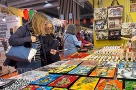 Visitors look for traditional Vietnamese handicrafts at Paris Fair (Photo: VNA)