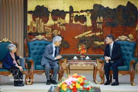 PM Le Minh Hung (R) welcomes Prof. Tran Thanh Van and his spouse Prof. Le Kim Ngoc on August 24. (Photo: VNA)