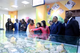VNUA President Prof. Dr. Nguyen Thi Lan introduces the university to President of the National Assembly of Côte d'Ivoire Patrick Achi and his delegation. (Photo: VNA)