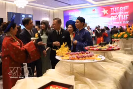 Ambassador Pham Viet Hung (second, left) introduces the unique "nem cong" (peacock spring rolls) of Hue royal cuisine to Thai Vice Minister of Foreign Affairs Vijavat Isarabhakdi (Photo: VNA)