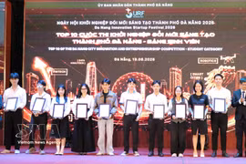 The Da Nang People’s Committee presents awards to the Top 10 projects in the Student Category of the Da Nang Innovation and Startup Competition at SURF 2026. (Photo: VNA)