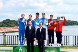 Diep Thi Huong and Nguyen Thi Huong (in red) on the podium after receiving their medals. (Photo: baovanhoa.vn)