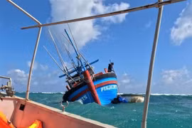 Vessel PY 92628TS is stranded and unable to rectify the situation. (Photo: VNA)
