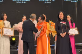 Nguyen Thi Lien Huong (centre) a lecturer at the University of Taiwan (China), at the 2026 Vietnamese Language Ambassador Awards Ceremony (Photo pusblished by VNA)