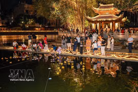 People join the “Ho Van Lantern Festival Night” programme at the special national relic site of the Van Mieu–Quoc Tu Giam (Temple of Literature) in Hanoi. (Photo: VNA)