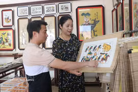 A visitor explores the art of making Dong Ho folk paintings in Bac Ninh province. (Photo: VNA)