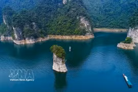 Coc Vai Pha in Tuyen Quang province's Thuong Lam commune. It is a towering limestone outcrop associated with the legend of Tai Ngao, a local hero who built a dam to save villagers from disaster. (Photo: VNA)