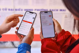 Users access the national digital identification application VNeID. (Photo: VNA)