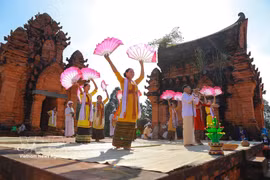 The folk music and dance programme “Hoa Dat Thap” showcases traditional songs and dances associated with temple towers, highlighting the vibrant cultural identity of the Cham Brahman community through folk music and performance arts. (Photo: VNA) 