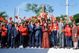 Prime Minister Pham Minh Chinh, his spouse, Vietnamese officials and Dominican friends at a memorial dedicated to President Ho Chi Minh in Santo Domingo, the Dominican Republic, on November 21, 2024. (Photo: VNA)
