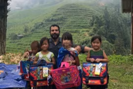 Former Panamanian Ambassador to Vietnam Servio S. Samudio with Vietnamese children he met during his trip to a Vietnamese northern mountainous region (Photo courtesy of Former Panamanian Ambassador to Vietnam Servio S. Samudio)
