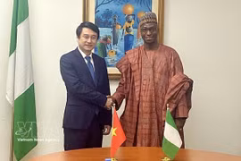 Deputy Minister of Foreign Affairs Le Anh Tuan (L) and Permanent Secretary of the Nigerian Ministry of Foreign Affairs Dunoma Umar Ahmed (Photo: VNA)