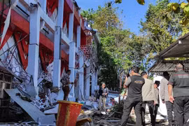 Police officers look at a building of the North Sumatra's National Sports Committee of Indonesia (KONI) damaged following a severe 7.4-magnitude offshore quake in Manado, North Sulawesi on April 2, 2026. (Photo: AFP)