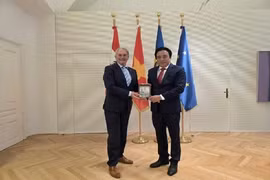 Chairman of the People’s Committee of Hue city Nguyen Khac Toan (right) presents a souvenir to Karl Wilfing, President of the State Parliament of Lower Austria. (Photo: People’s Committee of Hue city)