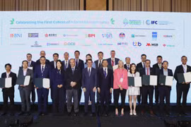 Executives of Vietnamese banks pose for a photo with the founding members of the Alliance for Green Commercial Banks. (Photo: VNA)