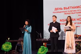 Consul General Nguyen Mai Huong speaks at the event. (Photo: VNA)