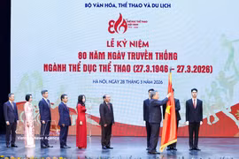 Party General Secretary To Lam presents the First-Class Labour Order to the Sports Authority of Vietnam under the Ministry of Culture, Sports and Tourism (Photo: VNA)
