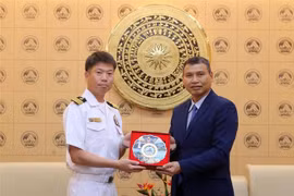 Vice Chairman of the Da Nang City People's Committee Ho Ky Minh (right) and Colonel Mizuno Tatsuhito, Commander of the training ship Suzunami of the Japanese Maritime Self-Defense Force. (Photo: VNA)