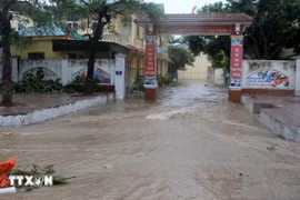 Water floods into Thu Thuy Primary School in Cua Lo ward, Nghe An province (Photo: VNA)