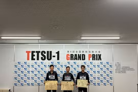 Luong Duc Quy (centre) poses with the second- and third-place winners at the competition (Photo published by VNA) 