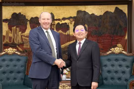 Deputy Prime Minister Ho Quoc Dung (right) meets with Mark Armstrong, Pasqal’s Chief Commercial Officer for Europe, the Middle East, and Africa and Asia-Pacific, in Hanoi on October 12. (Photo: chinhphu.vn)