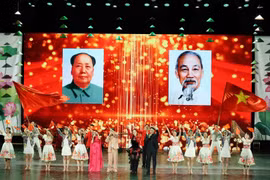 A performance celebrates the neighbourly friendship between Vietnam and China, conveying a message about the bright prospects for the two countries' relations. (Photo: VNA)
