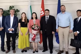 From left: Vietnamese Ambassador to Bulgaria Nguyen Thi Minh Nguyet (4th), Chairman of the Bulgarian Socialist Party and Deputy Prime Minister of Bulgaria Atanas Zafirov (5th), and other delegates at the meeting (Photo: VNA)