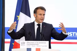 French President Emmanuel Macron talks to Vietnamese students and young intellectuals at the University of Science and Technology of Hanoi (USTH) on May 27. (Photo: VNA)