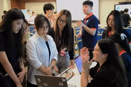 The 2025 Career Fair draws a large number of students (Photo: VNA)