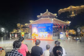 Onlookers are captivated by circus acts (Photo: VNA)