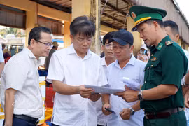 Do Tam Hien (second from left), Vice Chairman of the Quang Ngai People's Committee, inspects anti-IUU efforts at My A Fishing Port in Tra Cau ward. (Photo: VNA)