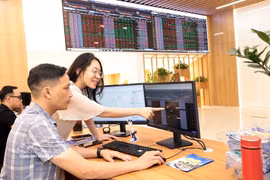 Customers conduct transactions at the head office of Bao Viet Securities Company in Hanoi. (Photo: VNA)
