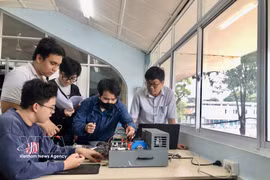 Students at the Ho Chi Minh City University of Technology – Vietnam National University, Ho Chi Minh City, practice applying advanced technologies (Photo: VNA) 