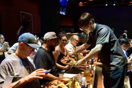 Foreigners taste unique Vietnamese cuisine (PhotoL VNA)