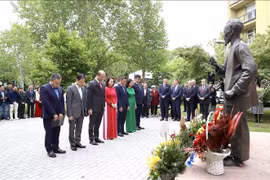 Vietnamese Ambassador to Hungary Bui Le Thai and embassy staff offer flowers at the statue of President Ho Chi Minh in Zalaegerszeg city, Hungary. (Photo: VNA)