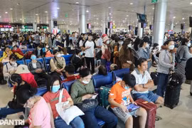 Passengers wait at Tan Son Nhat International Airport in Ho Chi Minh City (Photo: dantri.com.vn)