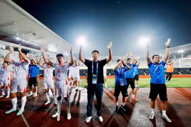 Coach Kim Sang-sik (in black) and Vietnamese players and staff tribute supporters after their semi-final match against Malaysia on August 16. (Photos courtesy of VFF)