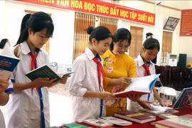 Teachers and students in Hung Yen city take part in lifelong learning week 2024. (Photo: VNA)